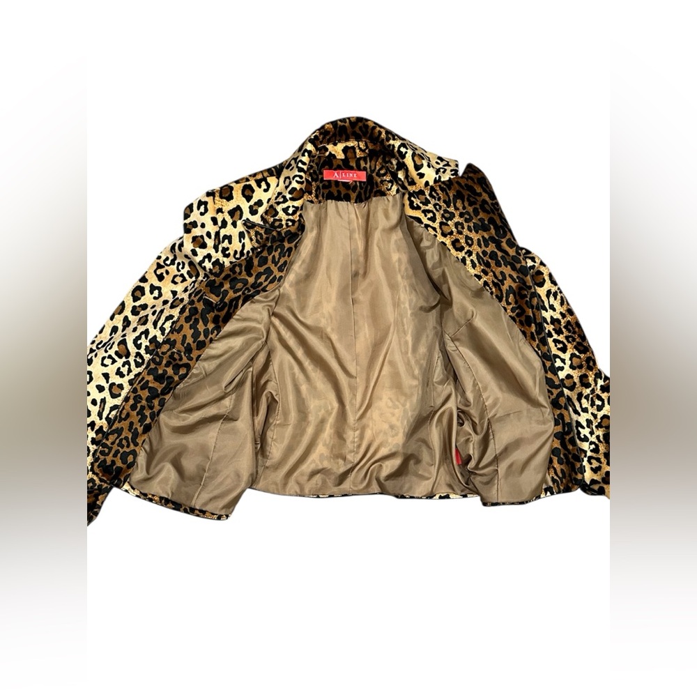 A-Line Velvet Leopard Print Jacket with Pockets. 21” Pit to Pit 23” Length - Picture 5 of 6
